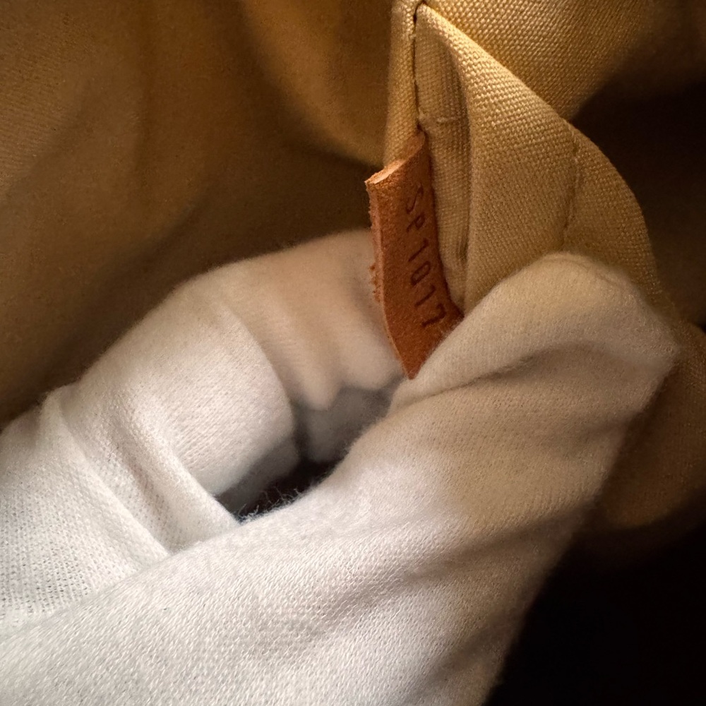 LV speedy 30 with lace
And lock and key clean inside. With box and dust bag - Picture 10 of 16